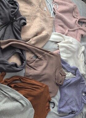 (8) Women’s Cozy Cropped Sweaters